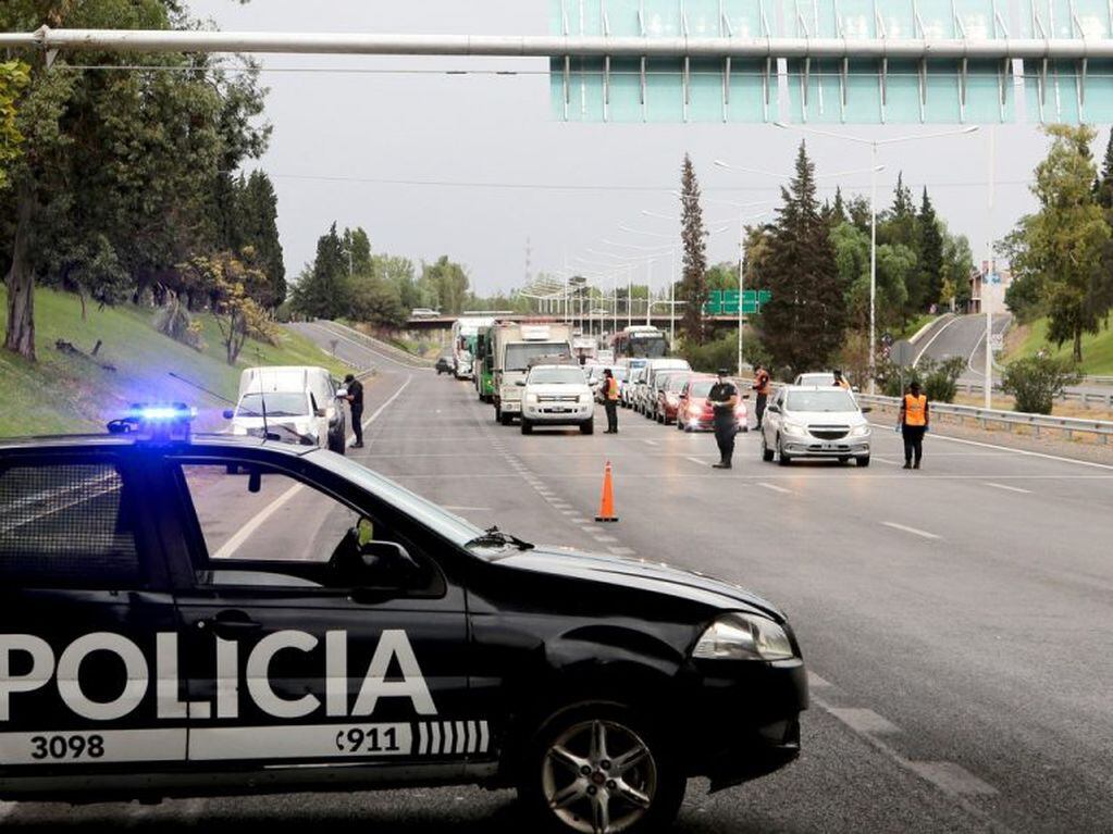 Controles policiales. Policía de Mendoza en la calle. cuarentena coronavirus.