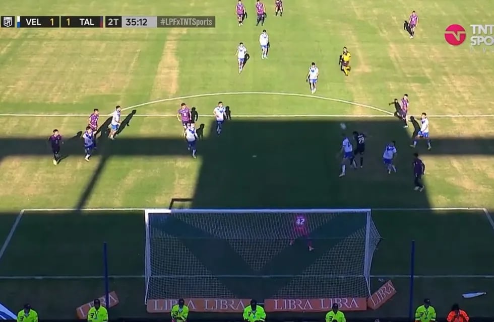La jugada de la polémica, con Talleres festejando lo que era el 2 a 1 contra Vélez.