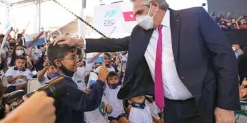 Un nene de 11 años incomodó al Presidente en un acto en La Rioja.