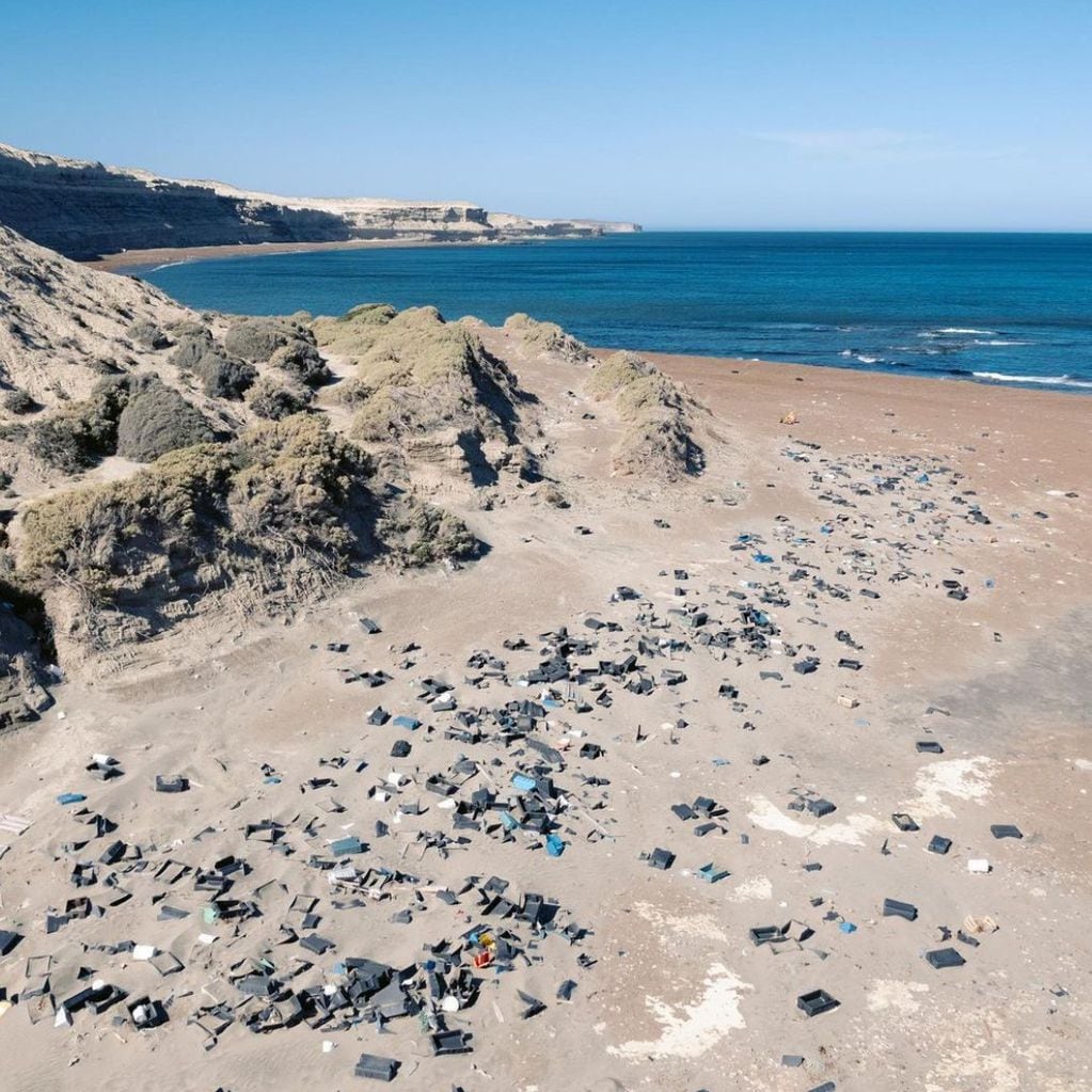Los residuos que hay en una playa de Península Valdés.