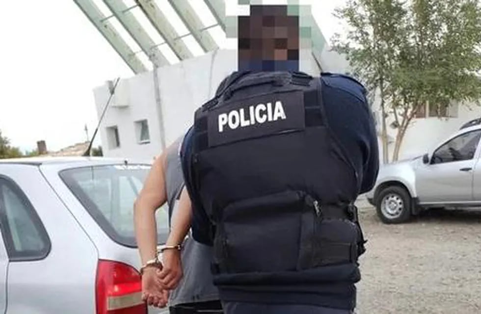 Agredió a una mujer con un cuchillo en Comodoro Rivadavia y su padre lo entregó a la policía
