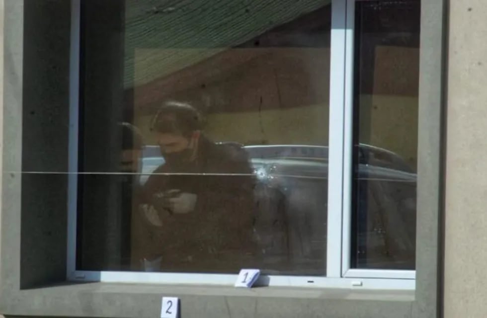 Los dos disparos contra una ventana de la casa de Leandro Báez. (Foto La Opinión Austral)