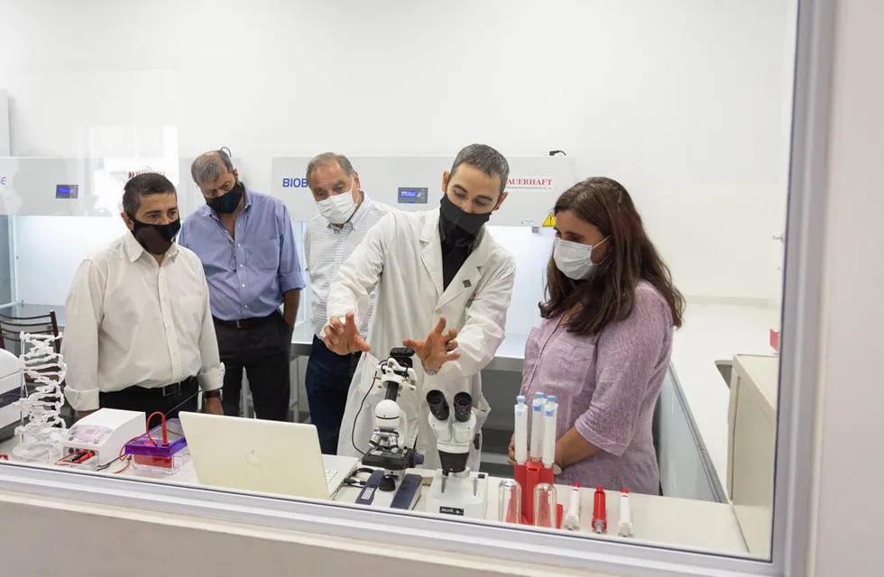 La ministra de Salud, Ana María Nadas y el intendente Walther Marcolini durante la inauguración del laboratorio biomolecular en diciembre pasado.