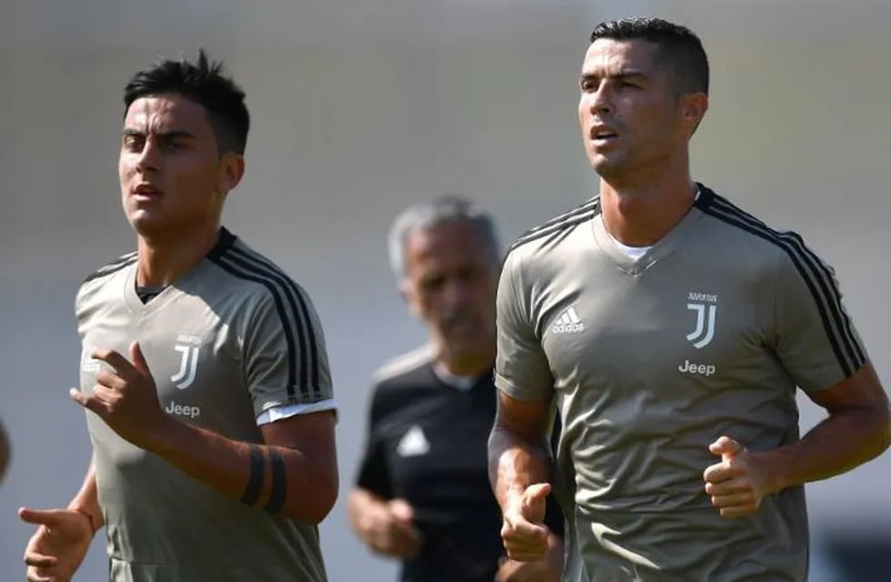 Cristiano Ronaldo desafió a Paulo Dybala en su primer entrenamiento en Juventus.