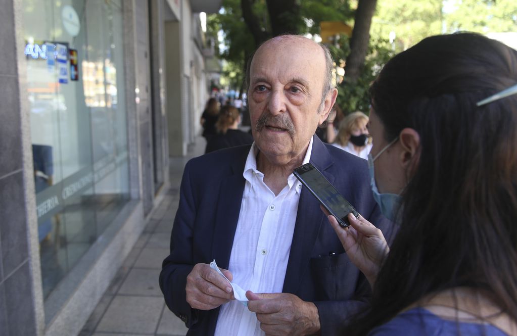 El dirigente político Julio Bárbaro durante la despedida de los restos del conductor Gerardo Rozin.