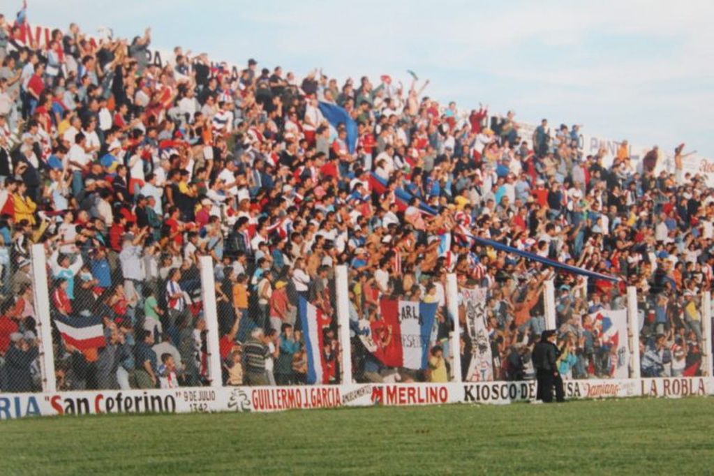 Una multitud acompañó a Rosario el 17 de abril de 2004 cuando eliminó a Sporting.