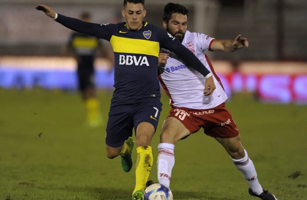 Boca Juniors' forward Cristian Pavon (L) vies for the ball with Huracan's defender Nicolas Romat during their Argentina First Division football match at Tomas Duco stadium in Buenos Aires, on May 27, 2017. / AFP PHOTO / ALEJANDRO PAGNI cancha de huracan cristian pavon Nicolas Romat campeonato torneo primera division 2016 2017 futbol futbolistas partido huracan boca juniors