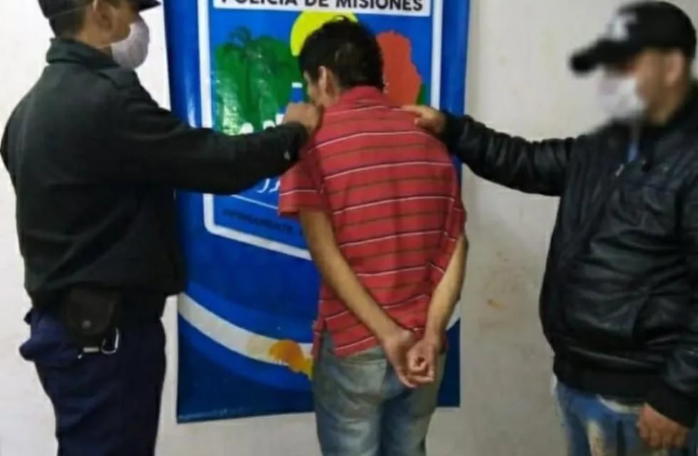 Puero Esperanza: un ladrón se resistió al arresto a palazos desde debajo de su cama