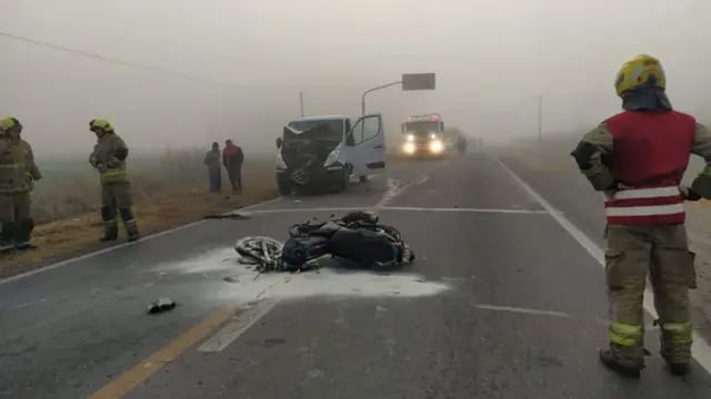 Choque frontal entre una moto y una combi en la curva de la muerte en Pérez