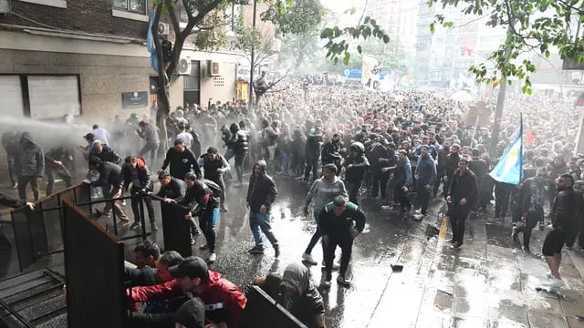 Represión frente a la casa de Cristina Fernández de Kirchner