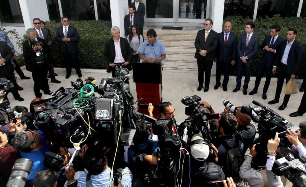 Evo Morales, acompañado del exvicepresidente Álvaro García Linera, habla con la prensa en el Aeropuerto Internacional de la Ciudad de México EFE/ Mario Guzmán