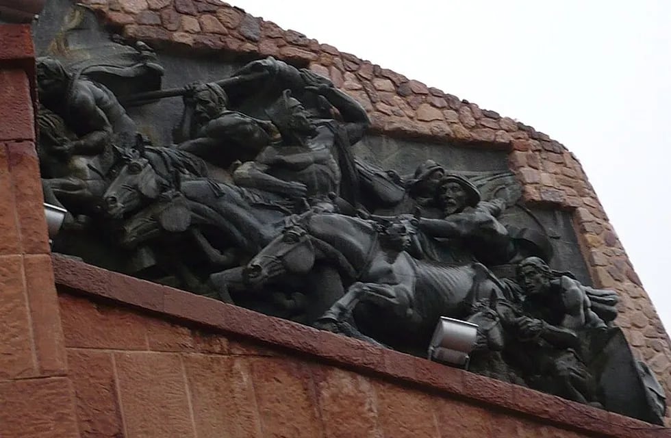 En los laterales del monumento a los Héroes de la Independencia el artista Ernesto Soto Avendaño resalta la valerosidad de los jujeños que defendieron la patria naciente, en la Quebrada de Humahuaca.