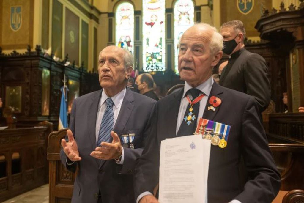Encuentro de héroes de Malvinas - VGM Luis Puga (piloto argentino) y el CBE Geoffrey Cardozo (ex coronel del Ejército Británico).