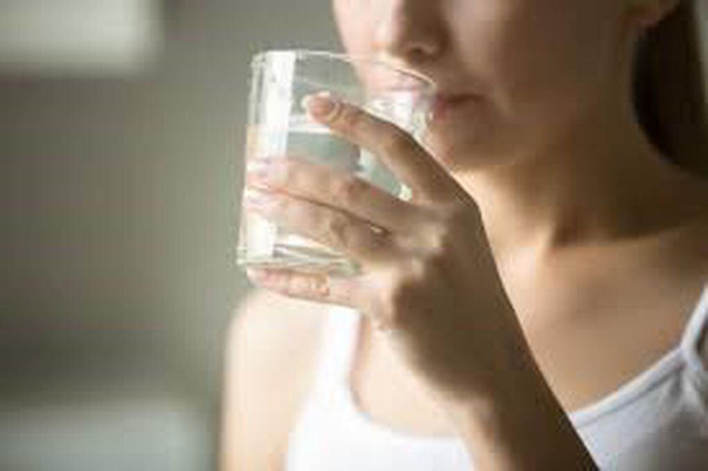 Beber agua para una mayor hidratación.