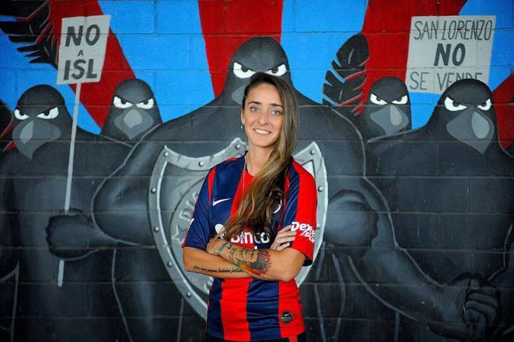 Maca Sánchez, jugadora de San Lorenzo de Almagro, bandera en la lucha por la igualdad de género en el fútbol argentino.