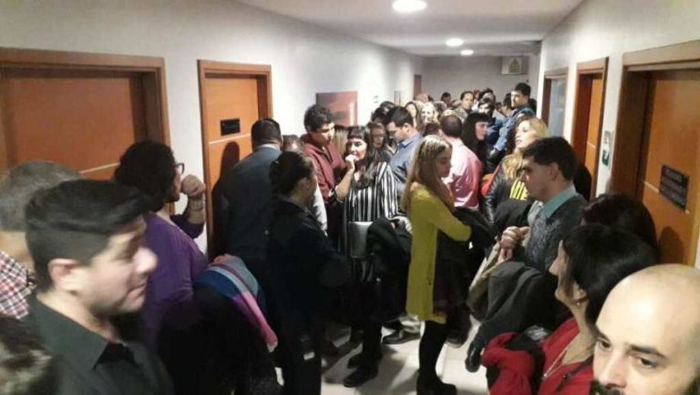 Empleados judiciales ocupan el sexto piso de la Legislatura en protesta contra el proyecto que aprobaría el pago del Impuesto a las Ganancias para estatales en Río Negro.