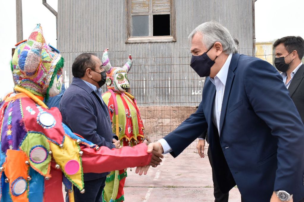 En coincidencia con el "Jueves de Compadres", el gobernador Morales llega a Volcán para el acto oficial y es recibido por el comisionado Rubén González y los "diablos" del carnaval.