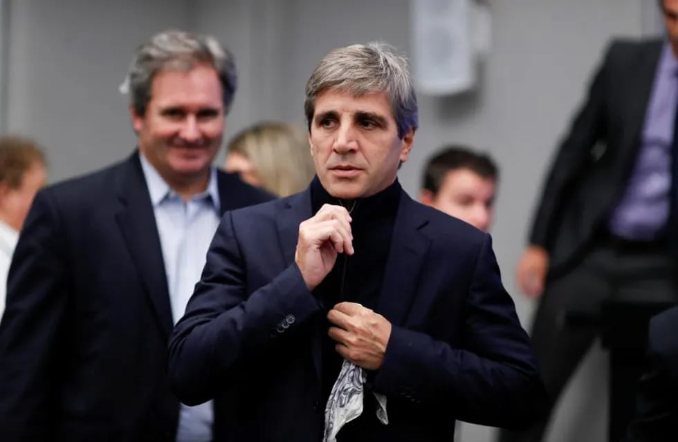 El exministro de Finanzas argentino, Luís Caputo, asiste a una rueda de prensa