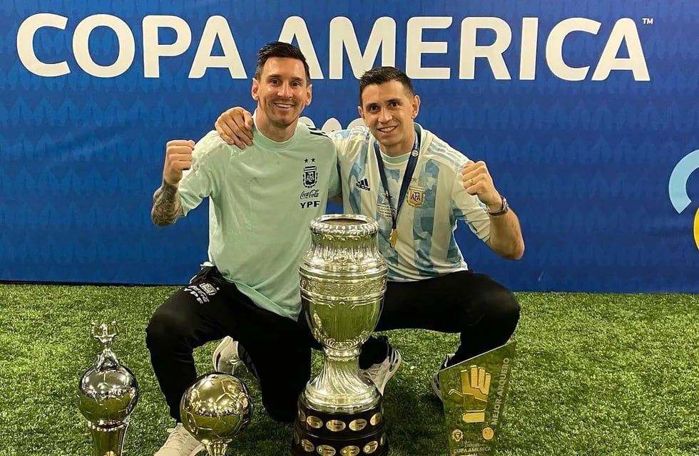 Lionel Messi y Dibu Martínez. (Archivo)