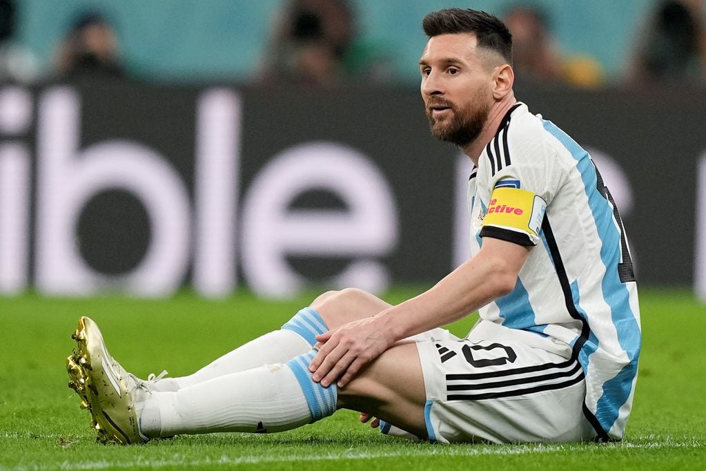 Messi en acción ante Croacia. Tuvo una molestia física que lo aquejó y preocupó. (AP).
