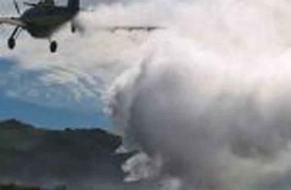 Los aviones hidrantes de la Provincia combatieron las llamas en Pocho.
