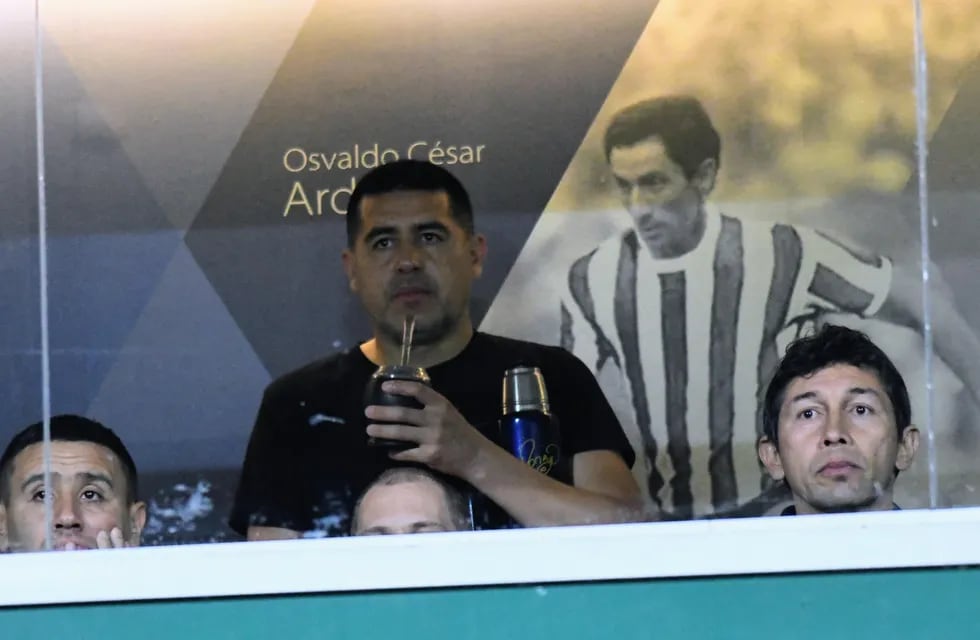 Juan Román Riquelme celebró con los jugadores de Boca en el vestuario tras la consagración.