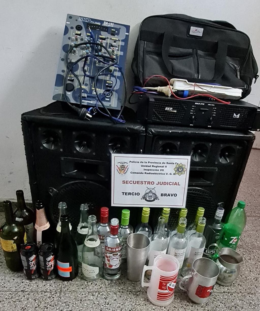 La Policía secuestró gran cantidad de botellas, latas y vasos para consumo de alcohol.