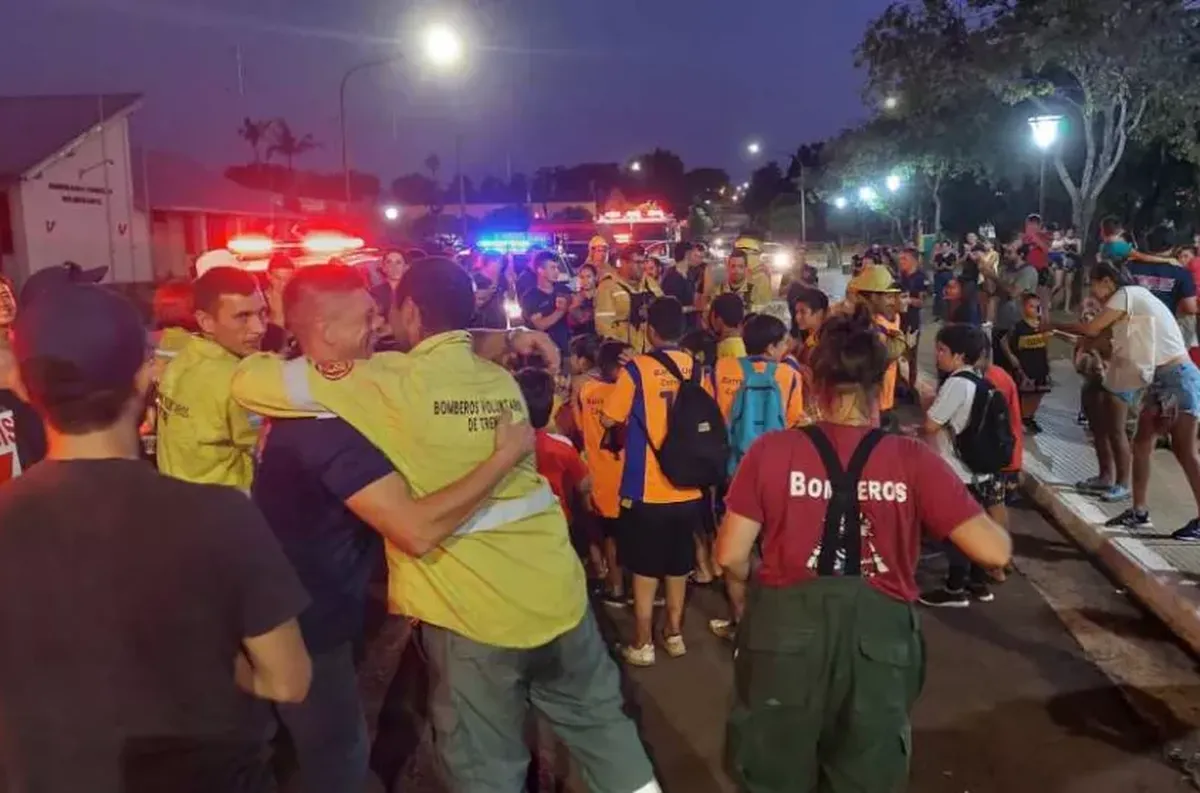 Entre abrazos y aplausos recibieron a los bomberos que estuvieron combatiendo incendios en Cerro Corá.