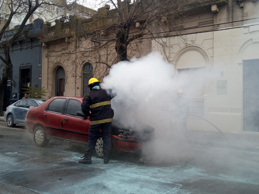 Se incendió un vehículo en calle 1810 entre Moreno y Sarmiento