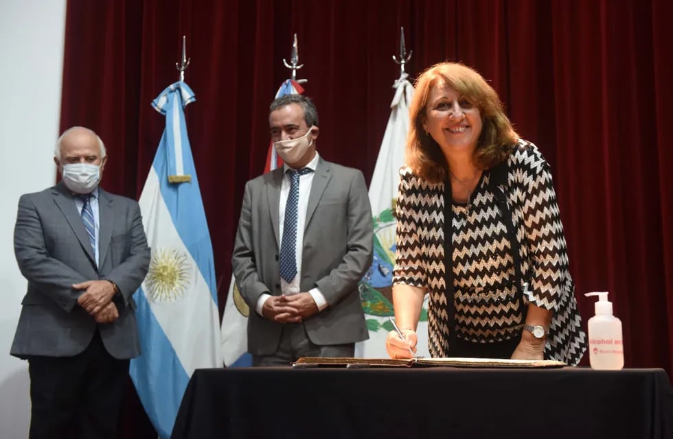 Mónica Fein participó de un acto por el aniversario 125 del Banco Municipal de Rosario. Allí estuvo el intendente Pablo Javkin. (@monicafein)