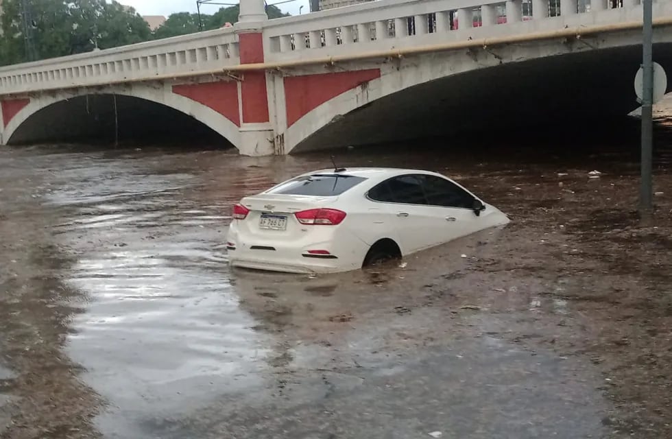 La tormenta hizo que el río Suquía se desborde en la ciudad de Córdoba. (Gentileza @Leoguevara80)