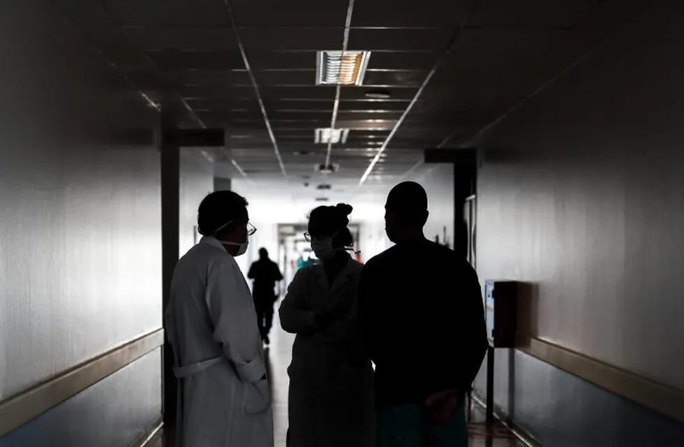 AME9867. FLORENCIO VARELA (ARGENTINA), 14/05/2020.- Personal médico con tapabocas se reúne este jueves en un pasillo del Hospital El Cruce, en la localidad de Florencio Varela, en Buenos Aires (Argentina). El Ministerio de Salud de Argentina reportó este jueves 23 muertes por el coronavirus SARS-CoV-2 en las últimas 24 horas, cifra récord desde que comenzó la pandemia, que eleva el total de fallecimientos a 344, mientras que los contagiados son 6.879, tras los 316 nuevos positivos en el último día. De los 344 fallecidos hasta la fecha, el 60 % son hombres y el 40 % mujeres, y la edad media es de 76 años. La tasa de mortalidad es de 5 % sobre el total del contagiados. EFE/Juan Ignacio Roncoroni
