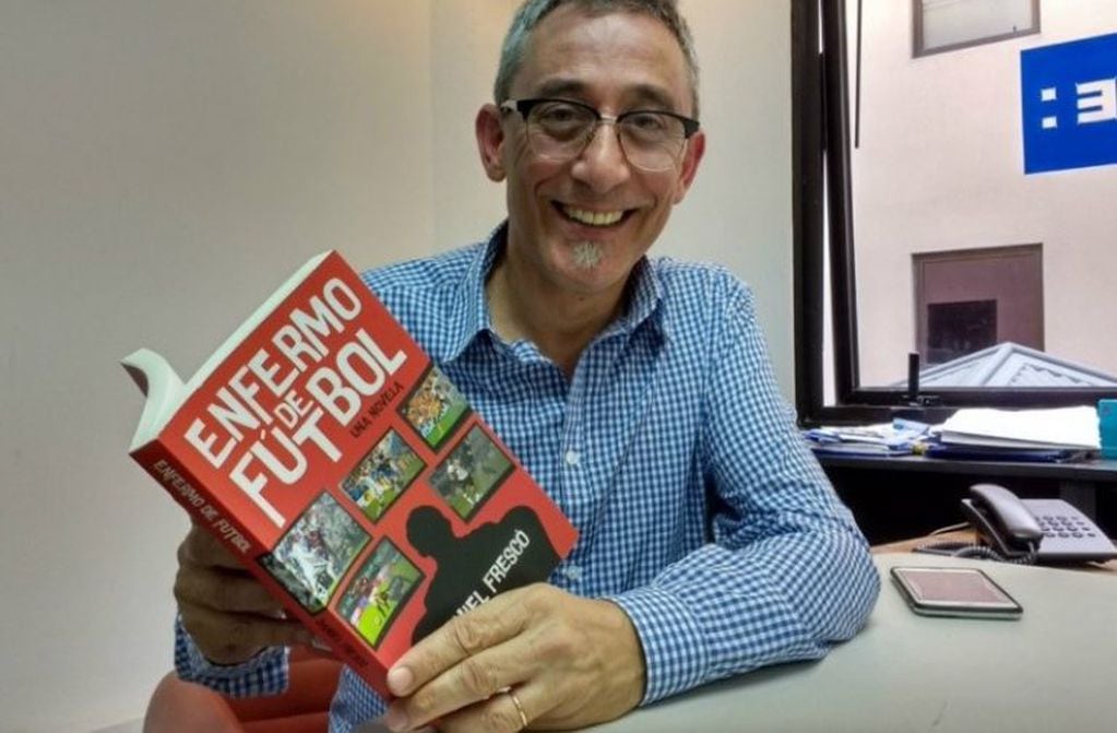 Daniel Frescó, con su libro "Enfermo de Fútbol". (EFE)