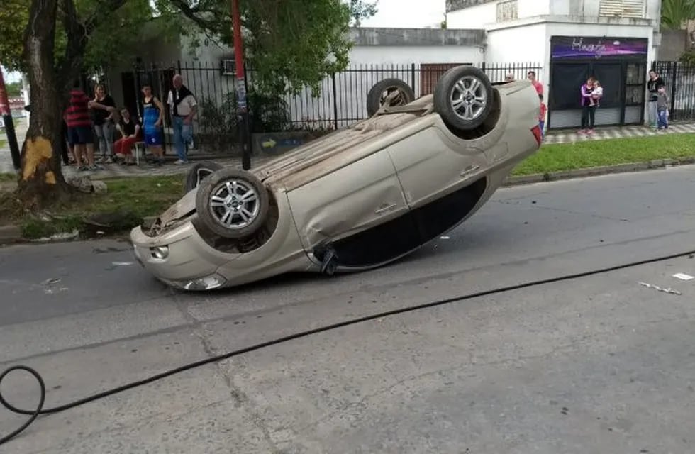 El Chevrolet Aveo quedó tirado cerca del cruce de Mosconi y Falucho. (@12noticiasTV)