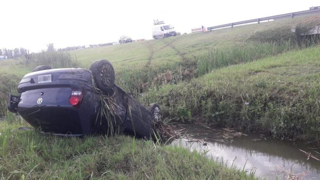 El vuelco del Volkswagen Gol ocurrió pasadas las 7.30 en el kilómetro 301 de la autopista Rosario-Córdoba. (Min. Seguridad)