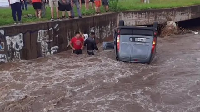 Rescate en Córdoba por un auto en un desagüe