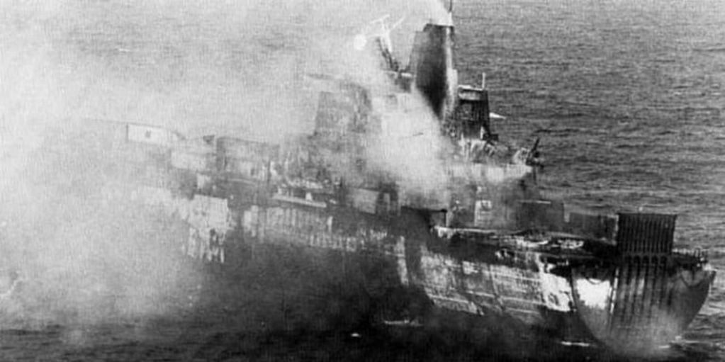 El Atlantic Conveyor, después del ataque de la Aviación Naval Argentina.