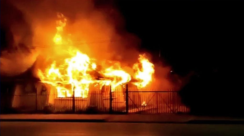 Un ataque Mapuche en Río Negro: el incendio destruyó un club andino en El Bolsón. Captura de video.