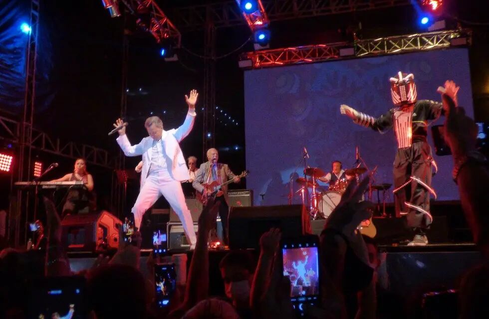 Ante una gran multitud, se realizó el show de Palito Ortega en Posadas.