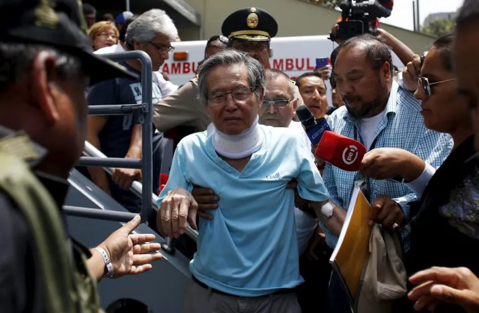 Peru's former President Alberto Fujimori leaves the clinic where he was transferred from his prison cell to undergo neurological tests after feeling dizzy and briefly losing the strength in his legs, his doctor said, in Lima, March 31, 2016.  REUTERS/Janine Costa      TPX IMAGES OF THE DAY      peru lima Alberto Fujimori expresidente de peru sale de prision para tratamiento medico