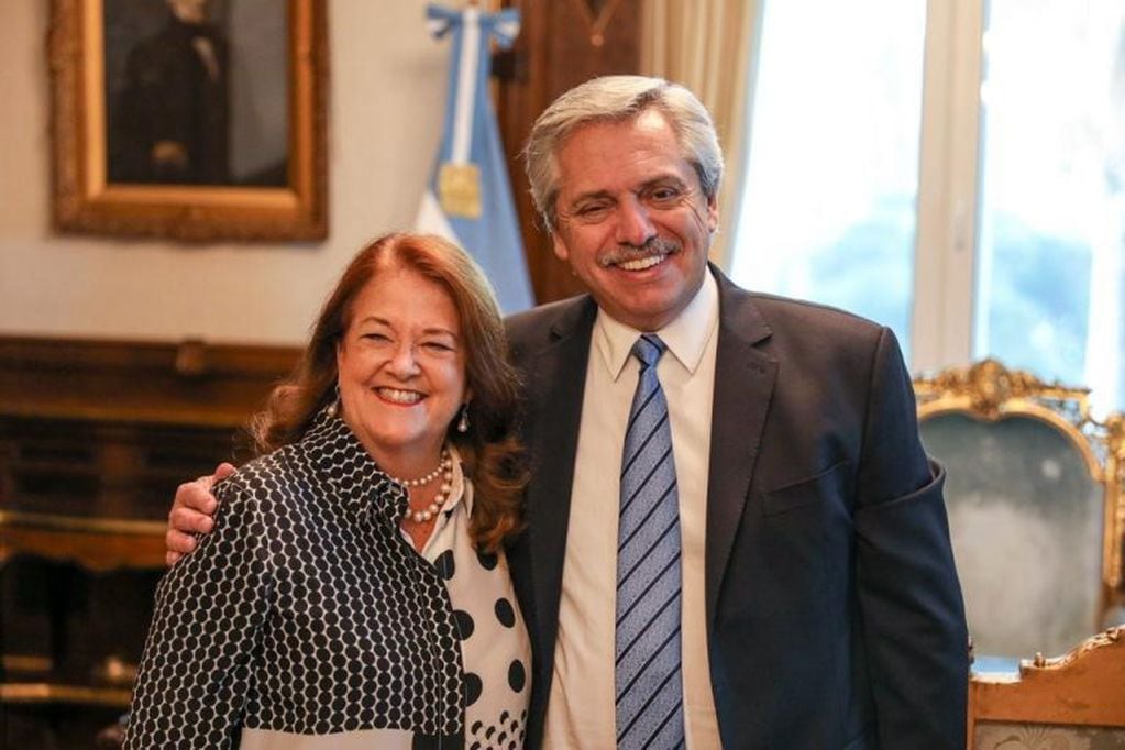 Alicia Castro, quien renunció como embajadora argentina en Rusia, junto al presidente Alberto Fernández. (Archivo)