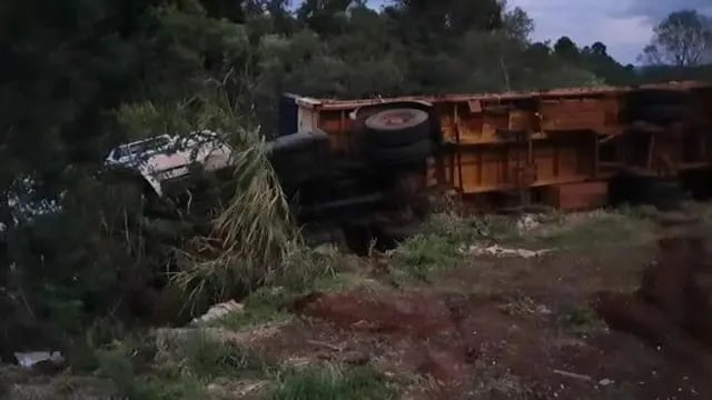Camión cargado de soja volcó en Leandro N. Alem