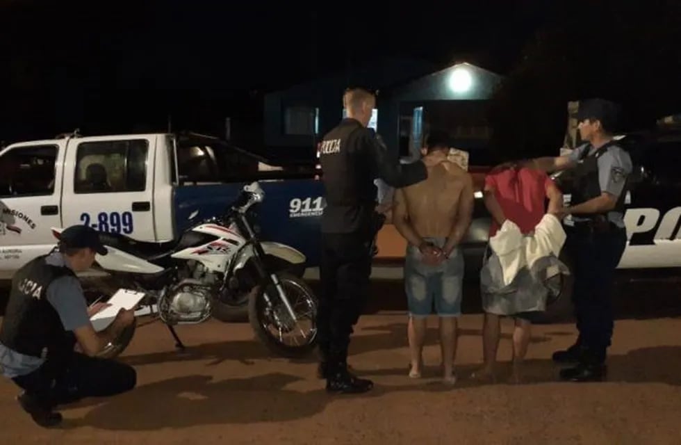 Los detenidos tenían en su poder una moto Honda que también fue secuestrada.