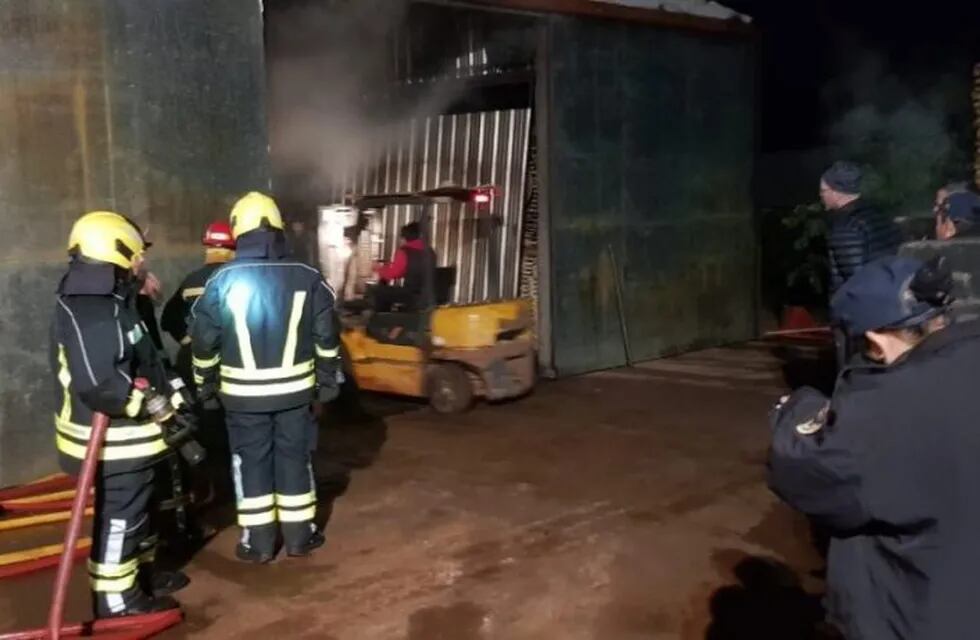 Rápida intervención de los bomberos para controlar un incendio en un aserradero