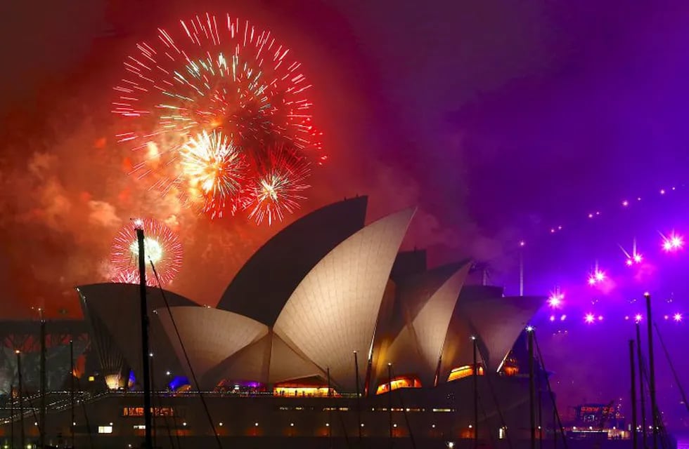 Fireworks explode near the Sydney Opera House as part of new year celebrations on Sydney Harbour, Australia, December 31, 2017.      REUTERS/David Gray