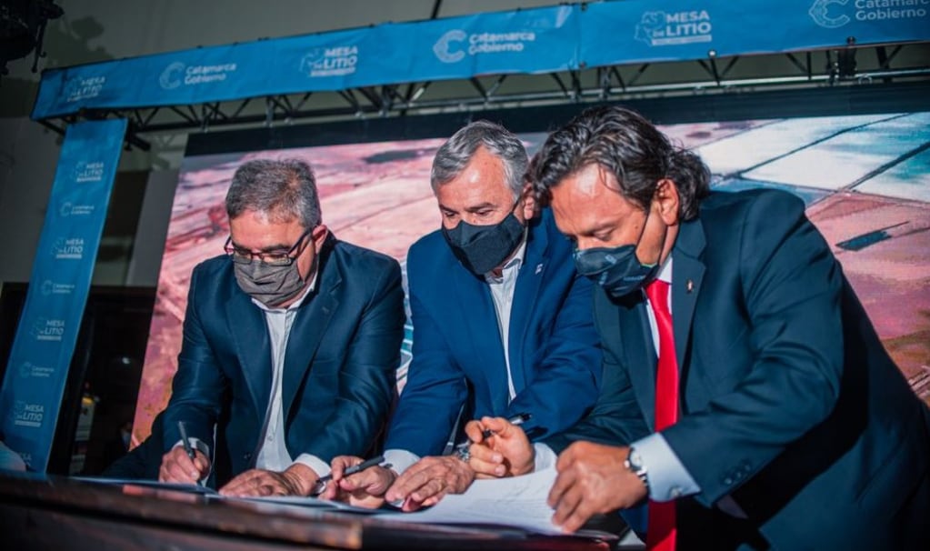 Jalil, Morales y Sáenz, al momento de firmar los tres ejemplares originales del Tratado Interprovincial por el cual crearon la Región Minera del Litio.