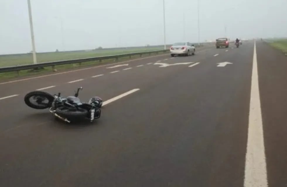 Accidente en el Acceso Sur dejó a un motociclista herido.