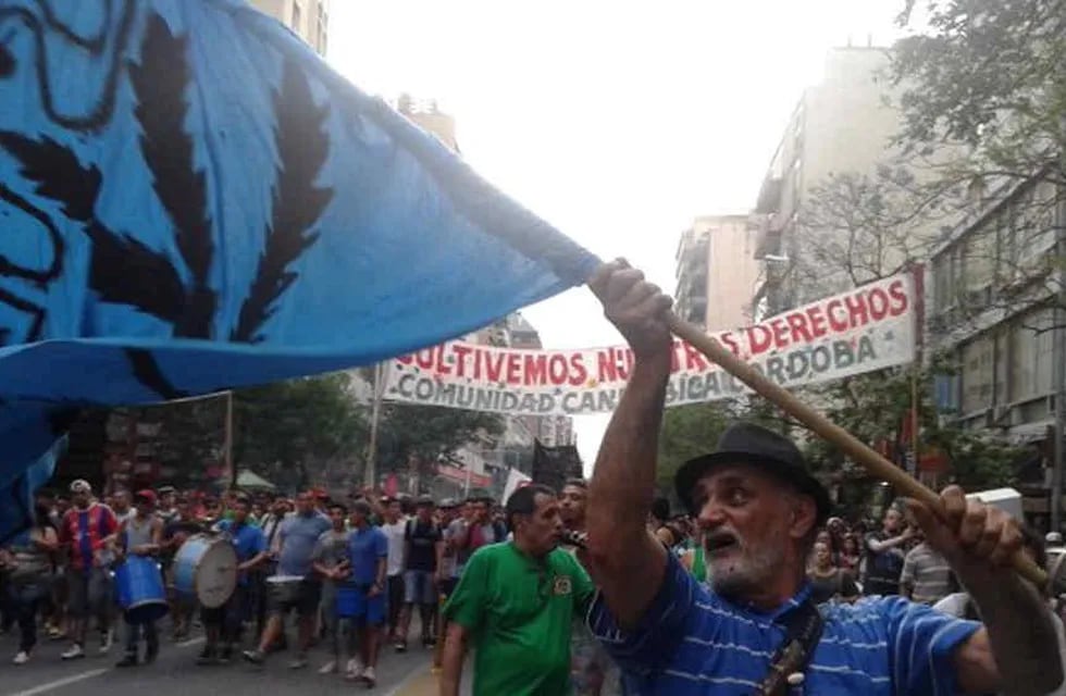 MARCHA. La comunidad cannábica se movilizaba por las calles de Córdoba (La Voz / José Gabriel Hernández).