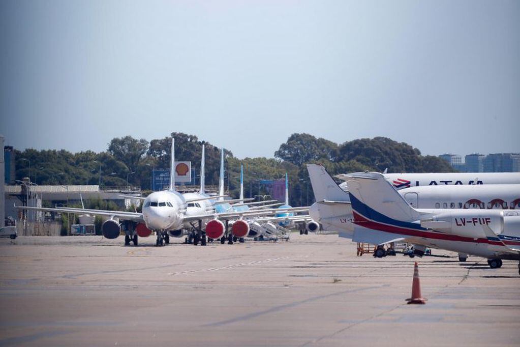 Fotografía de aviones estacionadosen el Aeroparque, en Buenos Aires (Argentina). (Foto: EFE/ Juan Ignacio Roncoroni)