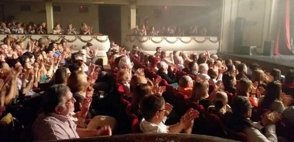 El público colmó el Teatro Español (Vía Santa Rosa)